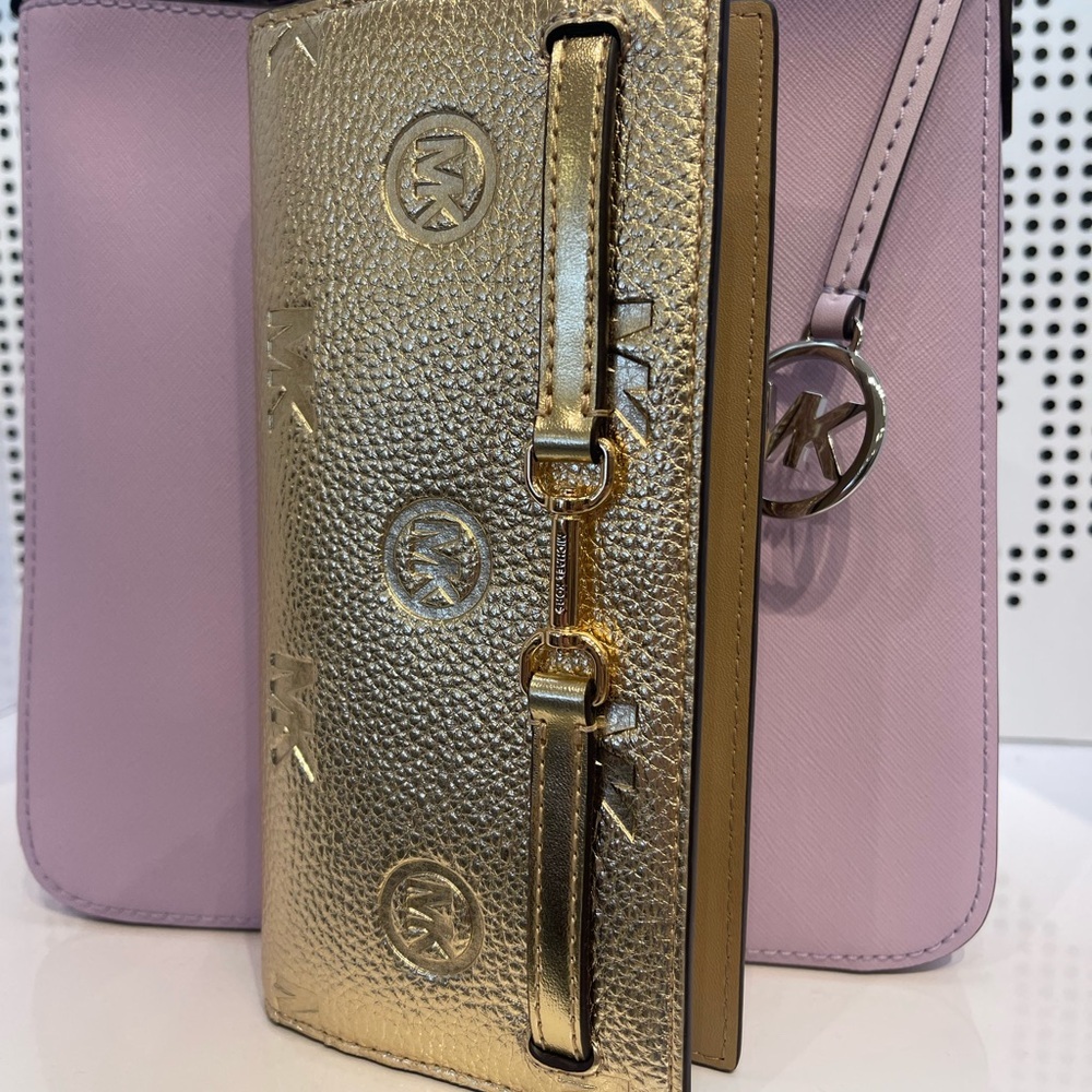MICHAEL KORS Carson Lg Metallic Logo Debossed Snap Bifold Wallet
Pale Gold
NWT - Picture 4 of 16